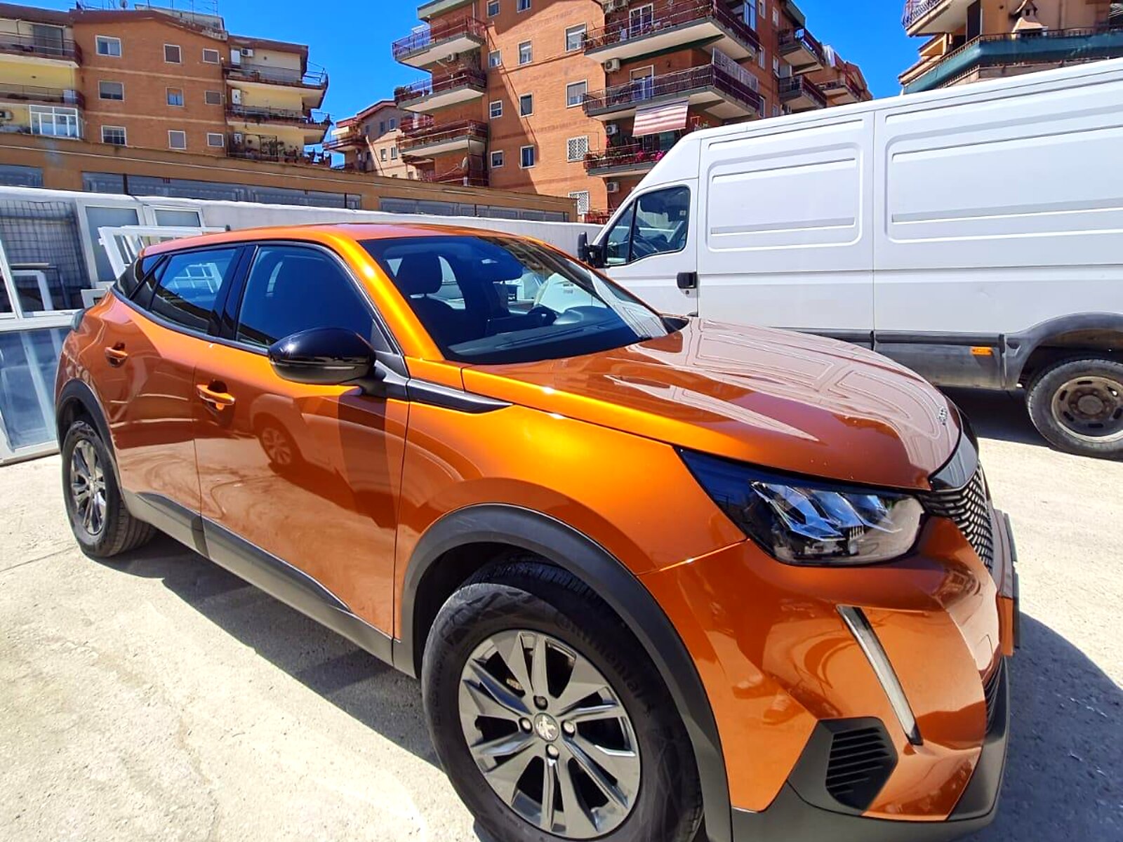 Peugeot 2008 2021 — vista tre quarti anteriore